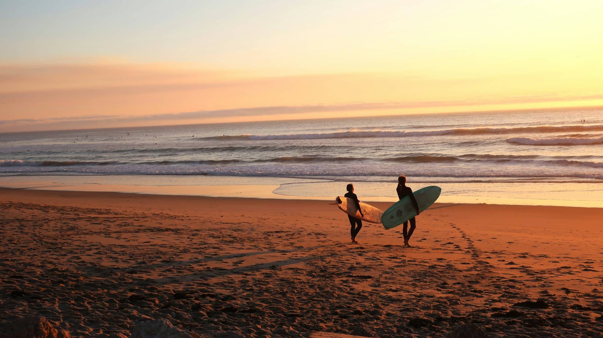 Surfista pegando uma boa onda de manhãzinha