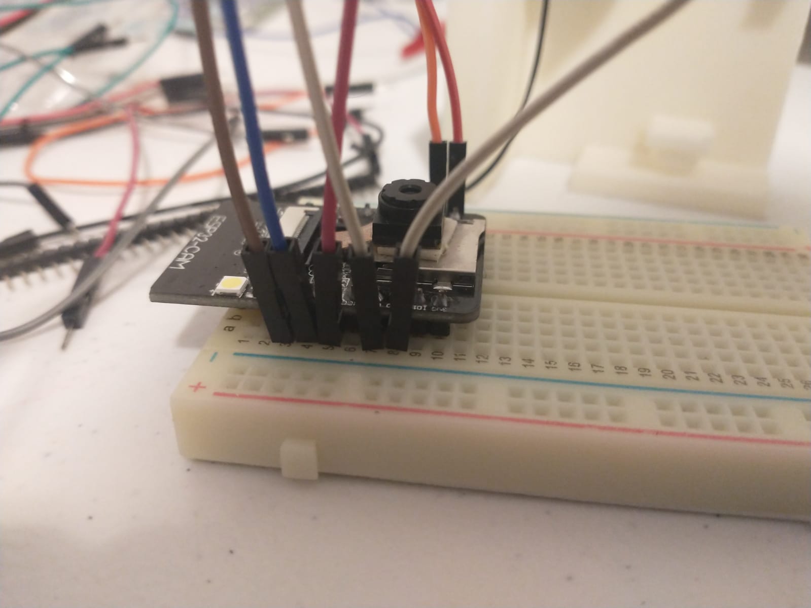 ESP32 sendo programado numa breadboard